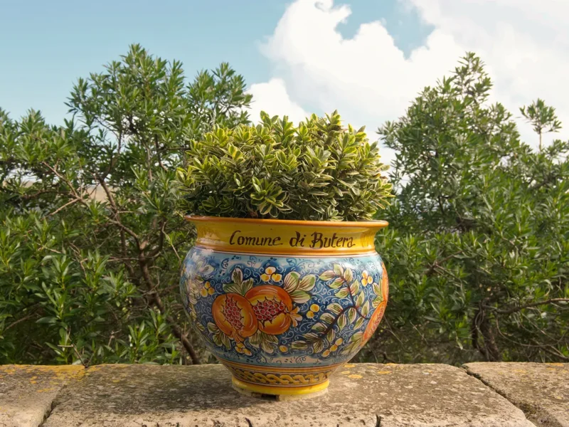 Visit Butera - territorio - Vaso decorativo del Comune di Butera